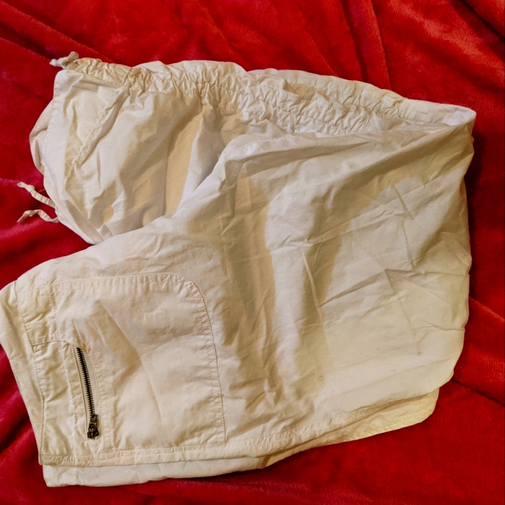Abercrombie White Capri Pants with Draw String on Bottom Leg